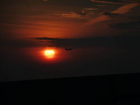 Sol nascendo no JFK, em Nova Iorque, nos Estados Unidos Sol nascendo no JFK, em Nova Iorque, nos Estados Unidos