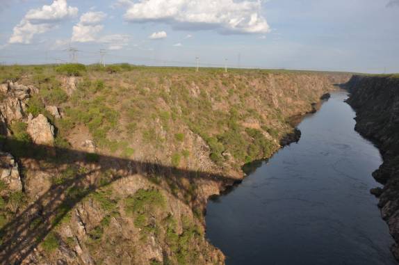 Sombra da ponte sobre o canyon do rio São Francisco em Paulo Afonso - BA