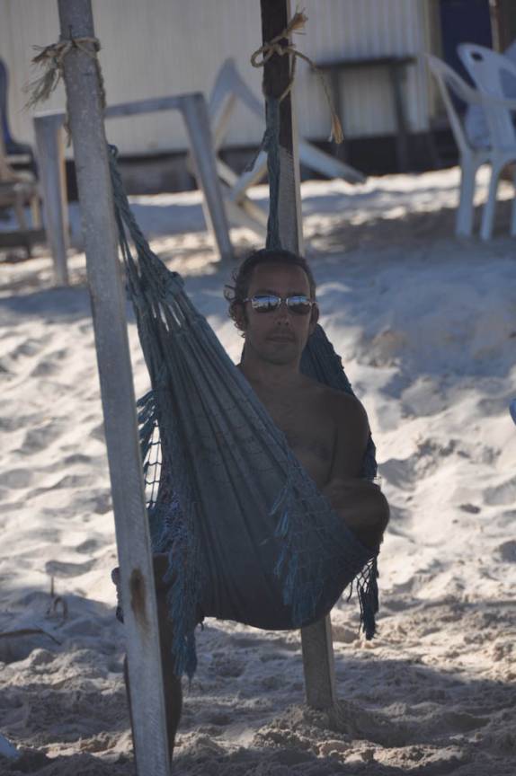 Sombra e água fresca na praia em Mangue Seco - BA