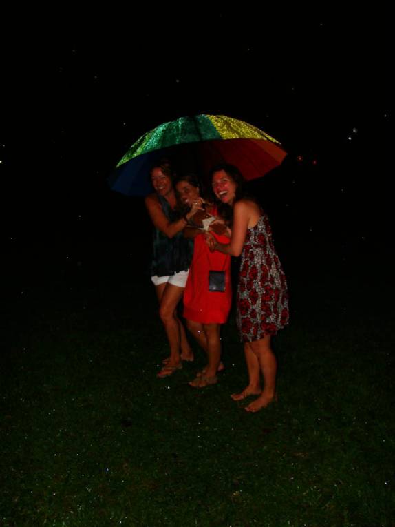 Sombrinha para enfrentar a chuva no Quadrado de Trancoso - BA