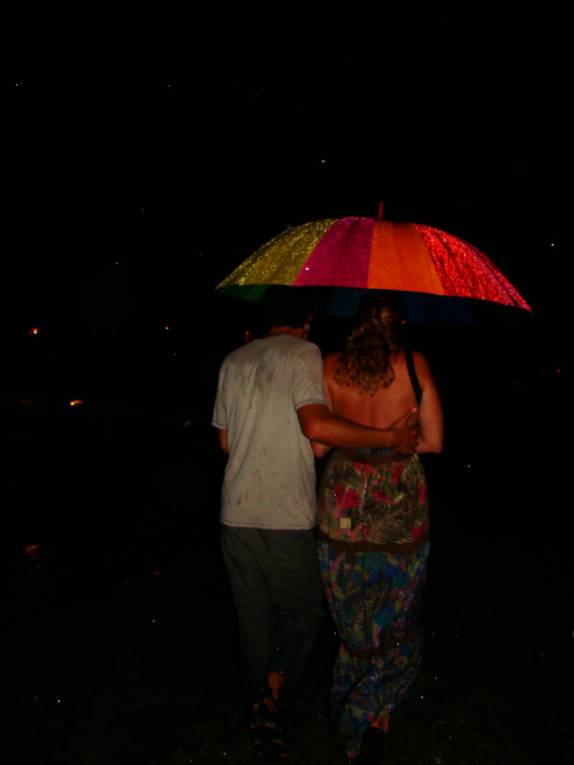 Sombrinha para enfrentar a chuva no Quadrado de Trancoso - BA