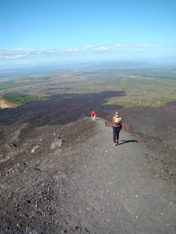 Subida final até o cume do Cerro Negro próximo à León, na Nicarágua.