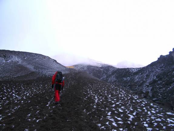 Subida para o refúgio do Cotopaxi, a 4.800 m de altura (Equador) Subida para o refúgio do Cotopaxi, a 4.800 m de altura (Equador)