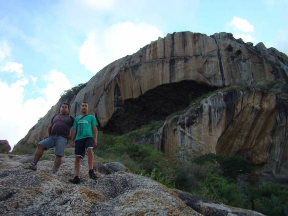 Subindo a Pedra da Boca, no Parque Estadual da Pedra da Boca, na Paraíba, fronteira com Passa e Fica - RN