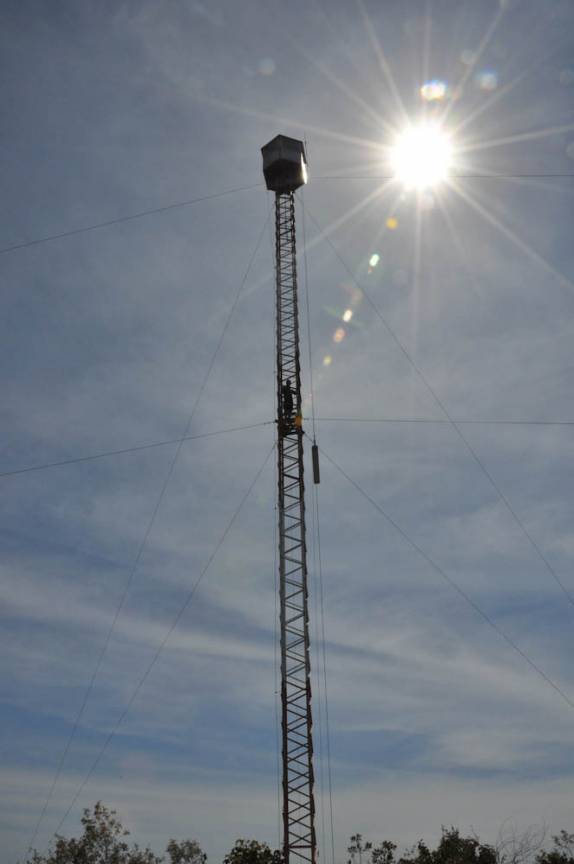 Subindo a torre guarda-incêndios, no Parque Nacional Grande Sertão Veredas, no noroeste de MG (região de Chapada Gaúcha) Subindo a torre guarda-incêndios, no Parque Nacional Grande Sertão Veredas, no noroeste de MG (região de Chapada Gaúcha)