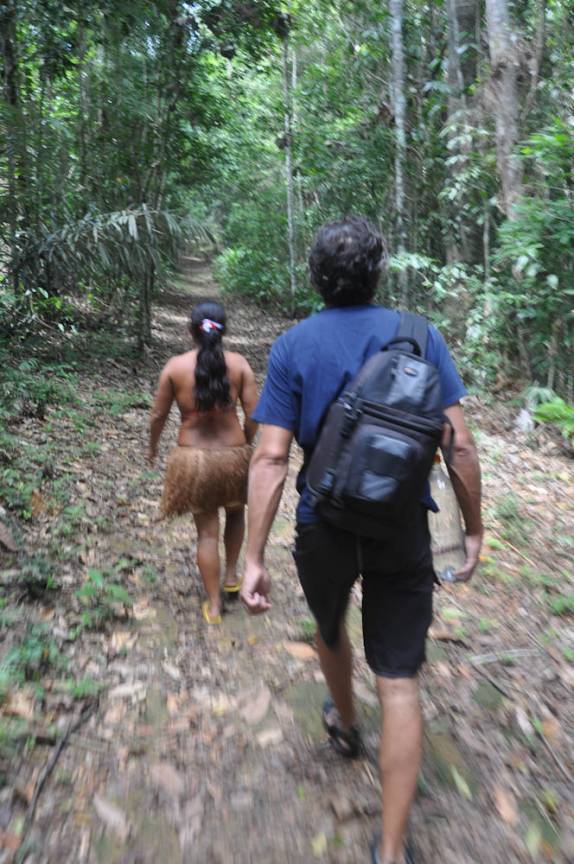 Subindo o Monte Pascoal com a Timiniá, no P.N do Monte Pascoal, próximo à Itamaraju - BA