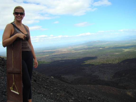 Subindo o vulcão Cerro Negro e admirando a bela paisagem das redondezas, próximo à León, na Nicarágua.