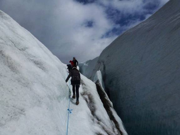 Subindo um trecho inclinado da geleira Vatnajokull, no parque de Skaftafell, no sul da Islândia Subindo um trecho inclinado da geleira Vatnajokull, no parque de Skaftafell, no sul da Islândia
