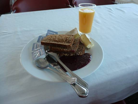 Suco e pão integral com geleia e queijo camembert, o nosso delicioso café da manhã no hotel de Ilulissat Suco e pão integral com geleia e queijo camembert, o nosso delicioso café da manhã no hotel de Ilulissat