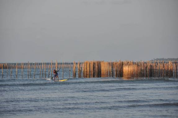 Surfe em canoa em Barra Grande, Península do Maraú - BA