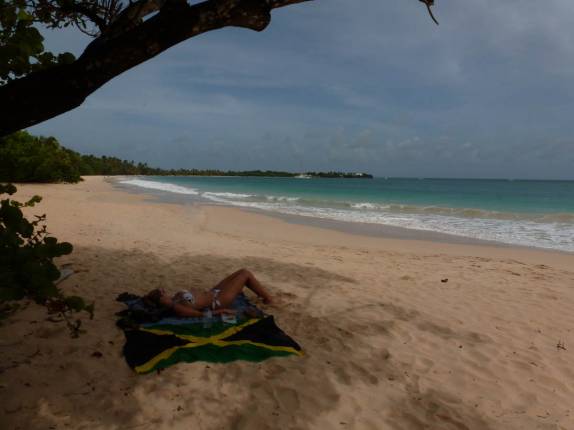 Tarde preguiçosa na praia Les Salines, em Sainte Anne, no sul de Martinica