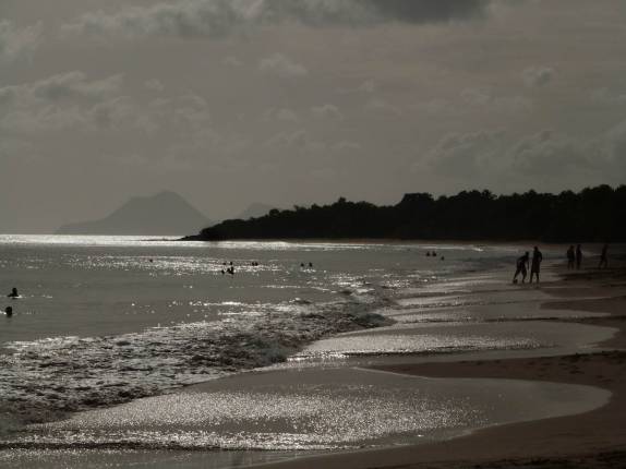 Tarde preguiçosa na praia Les Salines, em Sainte Anne, no sul de Martinica Tarde preguiçosa na praia Les Salines, em Sainte Anne, no sul de Martinica