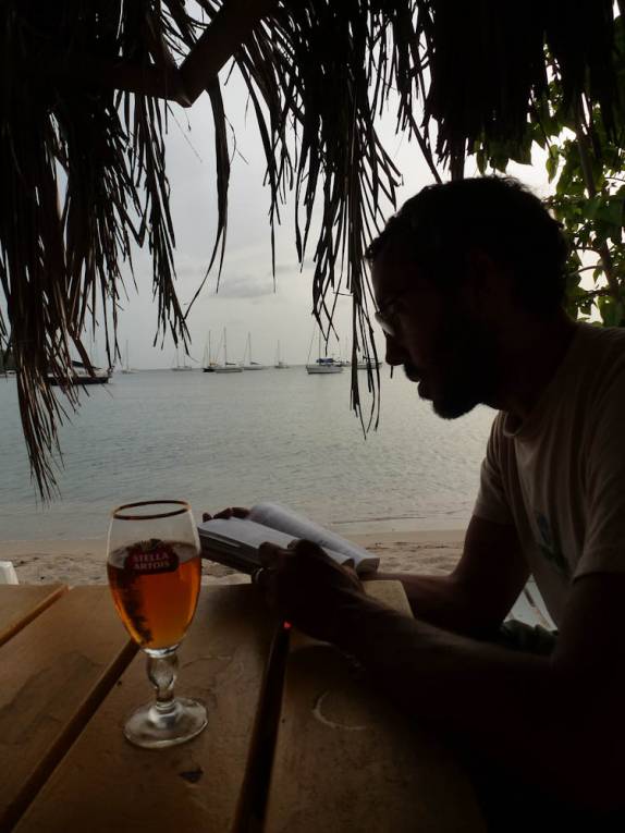 Tempo de relaxar e ler sobre o país, na praia de Grande Anse, no sudoeste da Martinica