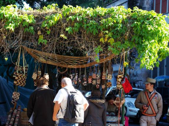 Tenda de artesanato na Praça Uruguaya, em Asunción - Paraguai Tenda de artesanato na Praça Uruguaya, em Asunción - Paraguai