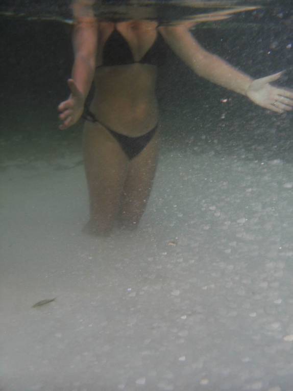 Tentando afundar no fervedouro Alecrim, em São Félix do Tocantins, região do Jalapão - TO