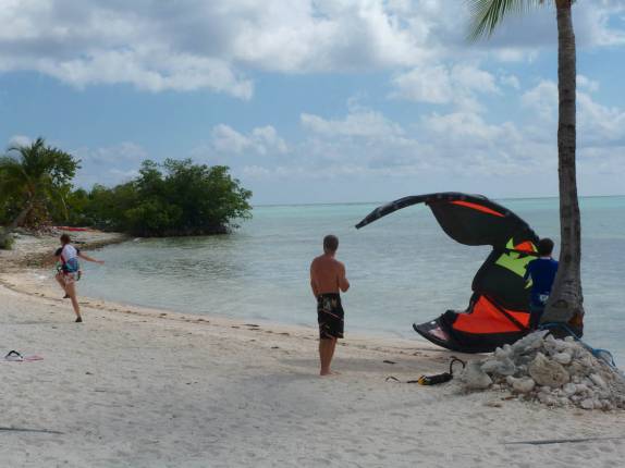 Tentando levantar o kitesurf na baía em frente ao Sunset Cove, nosso hotel em Little Cayman, nas Ilhas Caiman