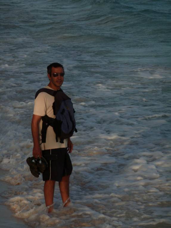 Testando a temperatura da água na praia de Dover, na costa sul de Barbados, no Caribe Testando a temperatura da água na praia de Dover, na costa sul de Barbados, no Caribe