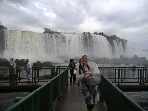 Toda encapada nas passarelas do parque nacional nas cataratas do Iguaçu, em Foz do Iguaçu - PR Toda encapada nas passarelas do parque nacional nas cataratas do Iguaçu, em Foz do Iguaçu - PR