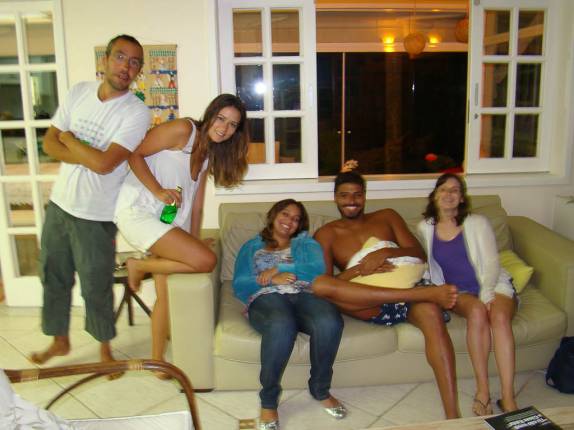 Todo mundo muito bem alimentado, na casa do Zé e família na Praia de Paúba em São Sebastião - SP