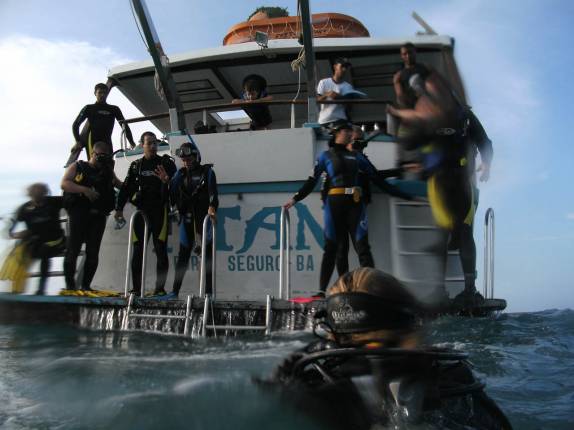 Todos preparados para o mergulho, em Abrolhos - BA