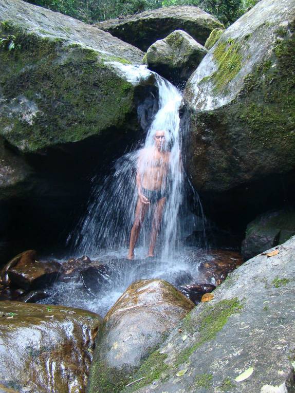 Tomando banho, feliz da vida, na cachoeira Itu, na Juréia - SP Tomando banho, feliz da vida, na cachoeira Itu, na Juréia - SP