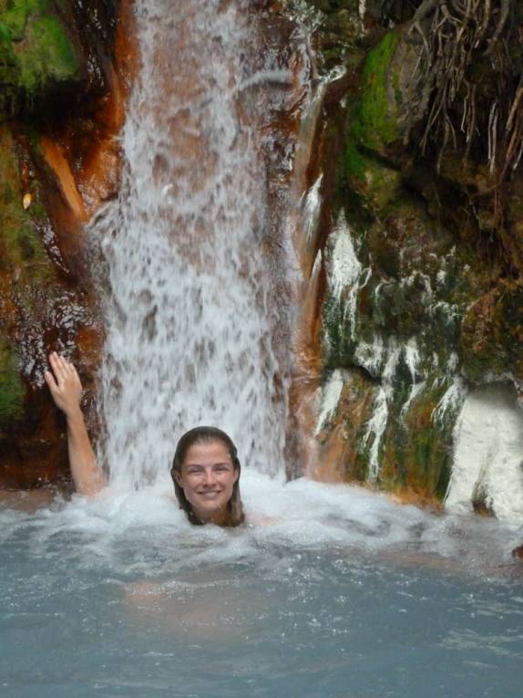 Tomando banho e relaxando em uma cachoeira de água quente, na trilha do Boiling Lake, no Trois Pitons National Park, em Dominica, no Caribe Tomando banho e relaxando em uma cachoeira de água quente, na trilha do Boiling Lake, no Trois Pitons National Park, em Dominica, no Caribe