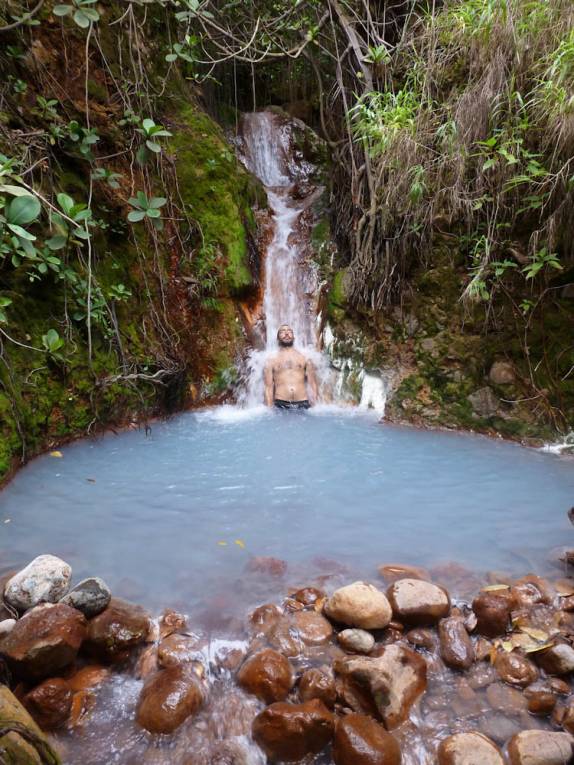 Tomando banho e relaxando em uma cachoeira de água quente, na trilha do Boiling Lake, no Trois Pitons National Park, em Dominica, no Caribe Tomando banho e relaxando em uma cachoeira de água quente, na trilha do Boiling Lake, no Trois Pitons National Park, em Dominica, no Caribe