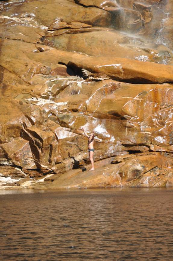 Tomando banho na Cachoeira do Tabuleiro, no Parque Estadual da Serra do Intendente, em Tabuleiro - MG Tomando banho na Cachoeira do Tabuleiro, no Parque Estadual da Serra do Intendente, em Tabuleiro - MG