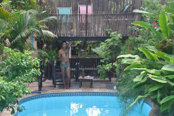 Tomando nossa pinga baiana para entrar na piscina da pousada São Pedro, em Olinda - PE