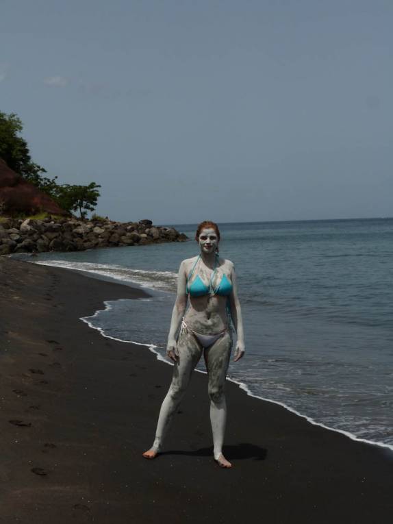 Tomando sol com lama vulcânica, em praia de St. Pierre, na Martinica Tomando sol com lama vulcânica, em praia de St. Pierre, na Martinica