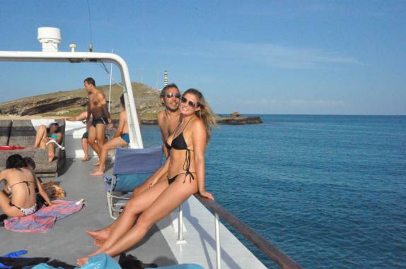 Tomando sol no deck do barco em Abrolhos - BA
