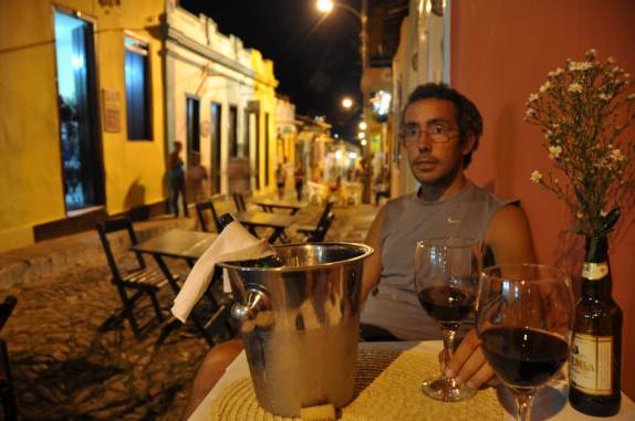 Tomando vinho em rua charmosa de Lençóis - BA