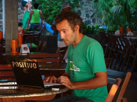 Trabalhando em restaurante na Pedra Furada, em Salvador - BA