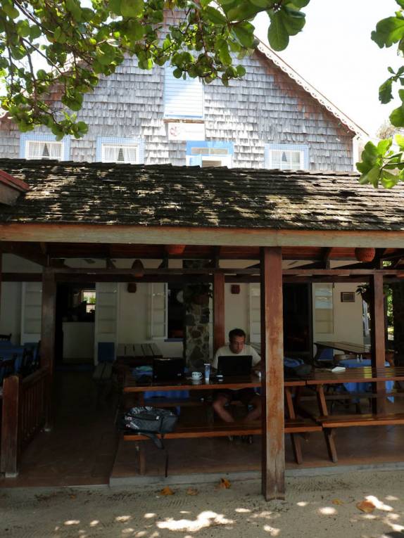 Trabalhando na varanda do hotel em Port Elizabeth, em Bequia, em São Vicente e Granadinas, no sul do Caribe Trabalhando na varanda do hotel em Port Elizabeth, em Bequia, em São Vicente e Granadinas, no sul do Caribe