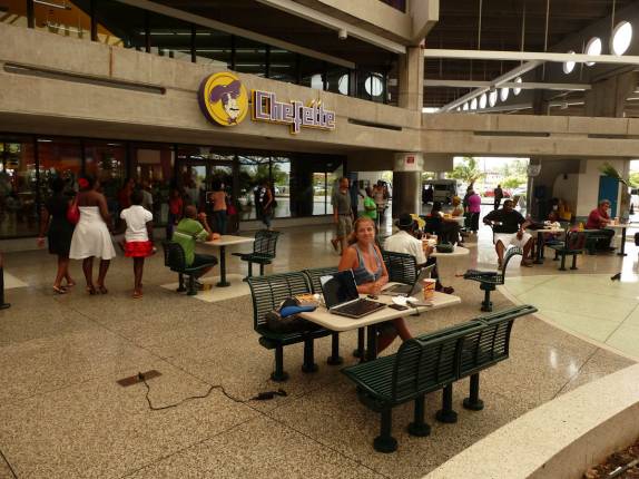 Trabalhando no aeroporto de Barbados, antes do voo para Nova Iorque