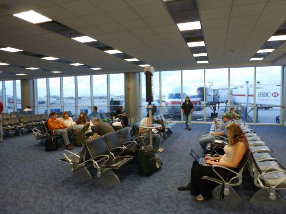 Trabalhando no aeroporto de Miami, nos Estados Unidos, na escala entre o México e a Jamaica
