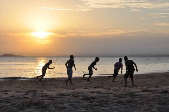 Tradicional jogo de futebol no fim de tarde na Ponta do Mutá, em Barra Grande, na Península do Maraú - BA