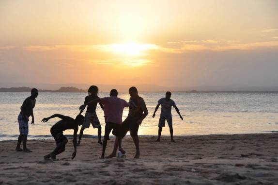 Tradicional jogo de futebol no fim de tarde na Ponta do Mutá, em Barra Grande, na Península do Maraú - BA Tradicional jogo de futebol no fim de tarde na Ponta do Mutá, em Barra Grande, na Península do Maraú - BA