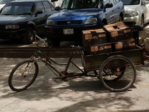 Transporte de mercadorias em St John's, a capital de Antígua, no Caribe Transporte de mercadorias em St John's, a capital de Antígua, no Caribe