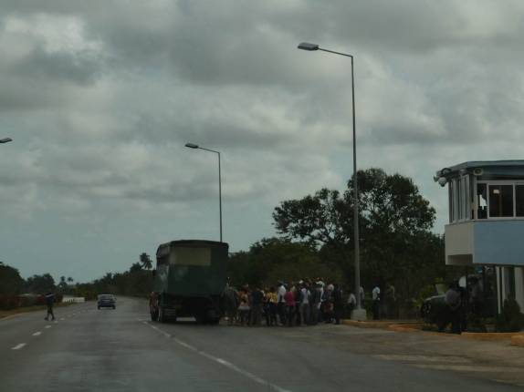 Transporte por caminhão, o mais popular em Cuba (estrada entre Pinar del Rio e Havana)