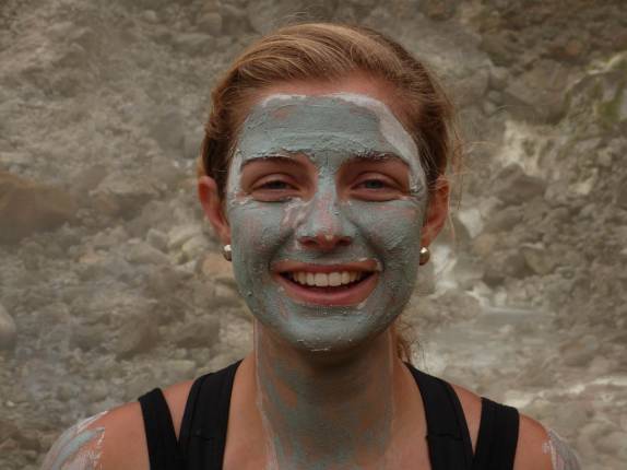 Tratamento de pele com lama vulcânica, no Desolation Valley, na trilha do Boiling Lake, no Trois Pitons National Park, em Dominica, no Caribe Tratamento de pele com lama vulcânica, no Desolation Valley, na trilha do Boiling Lake, no Trois Pitons National Park, em Dominica, no Caribe