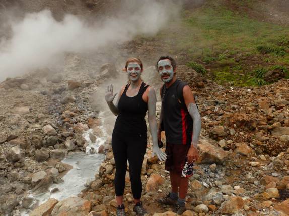 Tratamento de pele com lama vulcânica, no Desolation Valley, na trilha do Boiling Lake, no Trois Pitons National Park, em Dominica, no Caribe Tratamento de pele com lama vulcânica, no Desolation Valley, na trilha do Boiling Lake, no Trois Pitons National Park, em Dominica, no Caribe