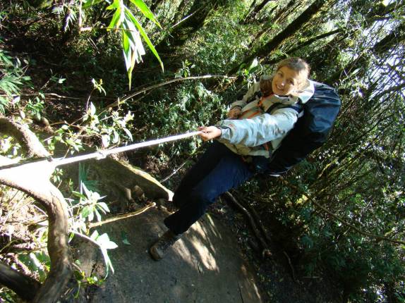 Trecho com corda na trilha do Pico Paraná - PR