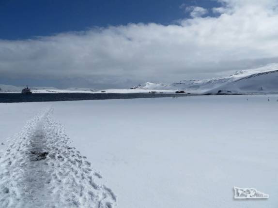 Trilha atravessa vasta planície gelada em Deception Island, na Antártida
