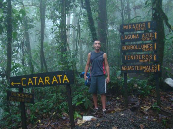 Trilha bem sinalizada no Parque Nacional Tenorio, no norte da Costa Rica Trilha bem sinalizada no Parque Nacional Tenorio, no norte da Costa Rica
