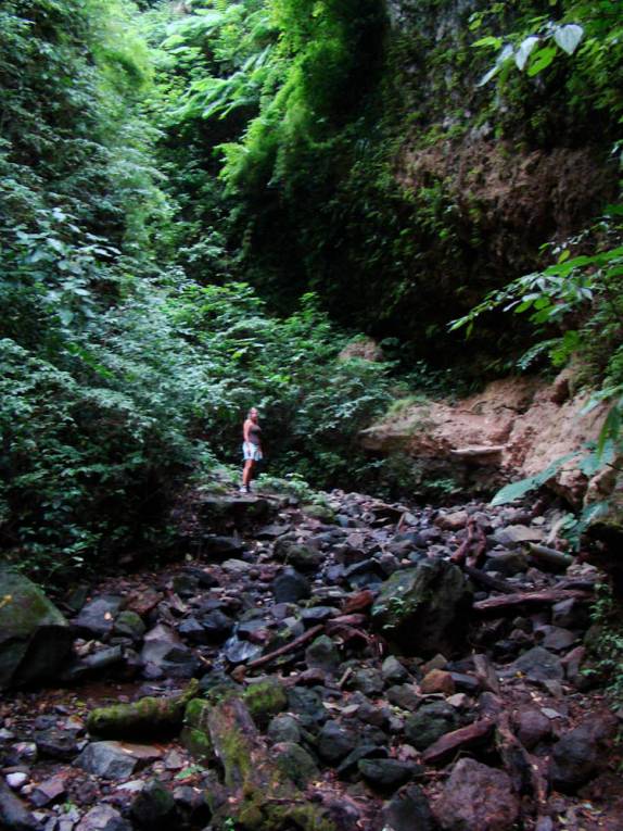 Trilha para a Cachoeira San Ramon no ponto em que atravessa um estreito canyon, na Isla Ometepe, no Lago Nicarágua Trilha para a Cachoeira San Ramon no ponto em que atravessa um estreito canyon, na Isla Ometepe, no Lago Nicarágua