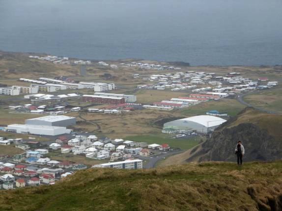 Trilha para subir o Heimaklettur, montanha ao lado da cidade de Vestmannaeyjum, na ilha de Heimaey, no sul da Islândia Trilha para subir o Heimaklettur, montanha ao lado da cidade de Vestmannaeyjum, na ilha de Heimaey, no sul da Islândia