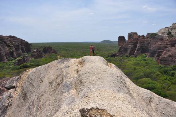 Trilha sobre a crista de rochedo na Serra da Capivara, próximo à São Raimundo Nonato - PI