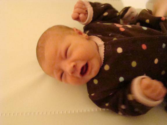 Trocando a frauda da Luiza, que não gosta nada dessa função! (Curitiba - PR) Trocando a frauda da Luiza, que não gosta nada dessa função! (Curitiba - PR)