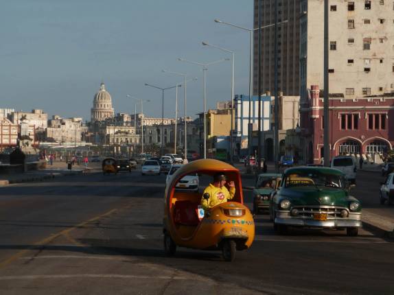 Trânsito na famosa avenida Malecón, em Havana - Cuba Trânsito na famosa avenida Malecón, em Havana - Cuba
